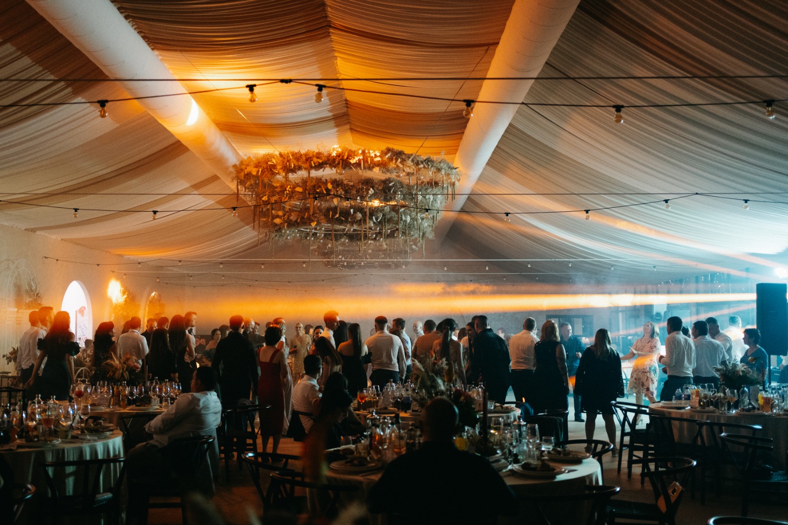 Ceremonie de nuntă în grădina Everly Events